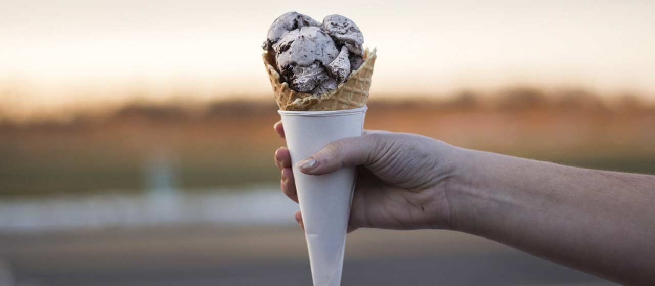 Nie musisz chodzić na lody do cukierni! Dzięki maszynce do robienia lodów, przygotujesz pyszne, naturalne lody we własnym domu.